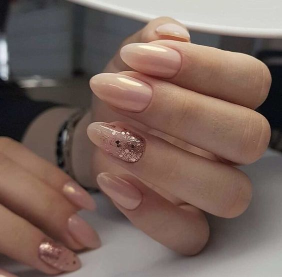 unhas decoradas nude em 2023 com glitter