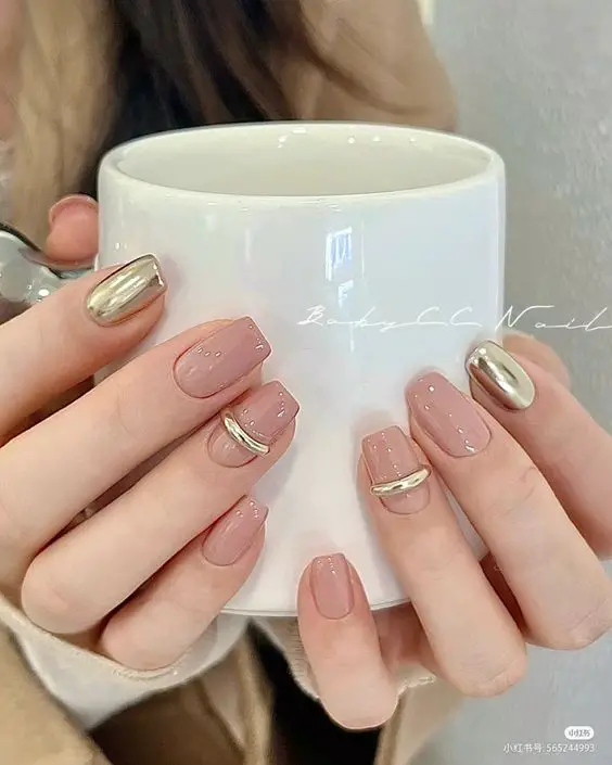 Ideias de unhas nude combinando com metalizado dourado