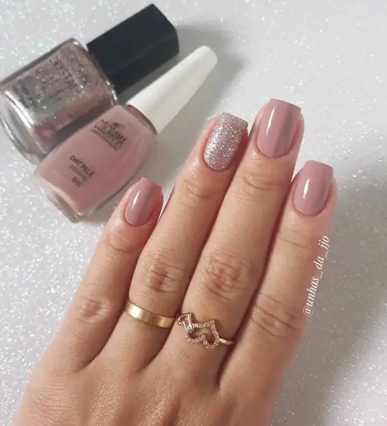 Inspiração de esmaltação nude com glitter rose