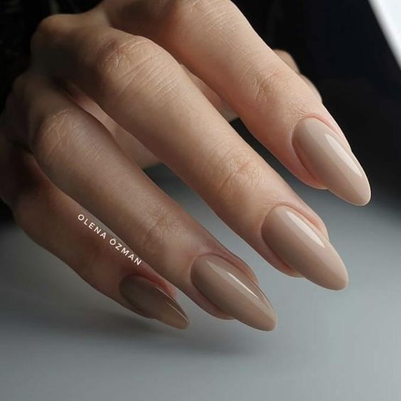 Unhas amendoadas nude