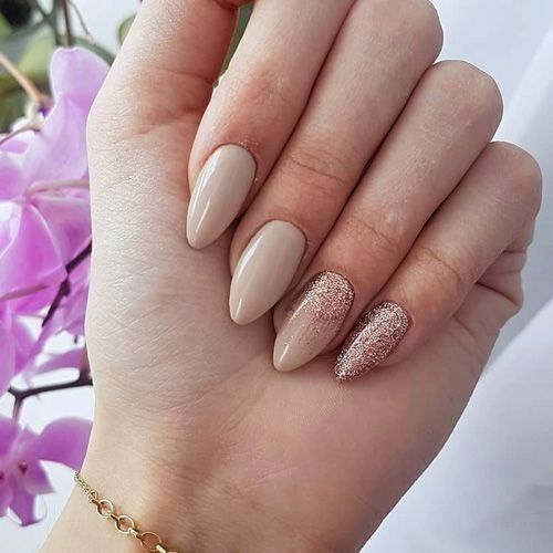 Unhas amendoadas nude com glitter