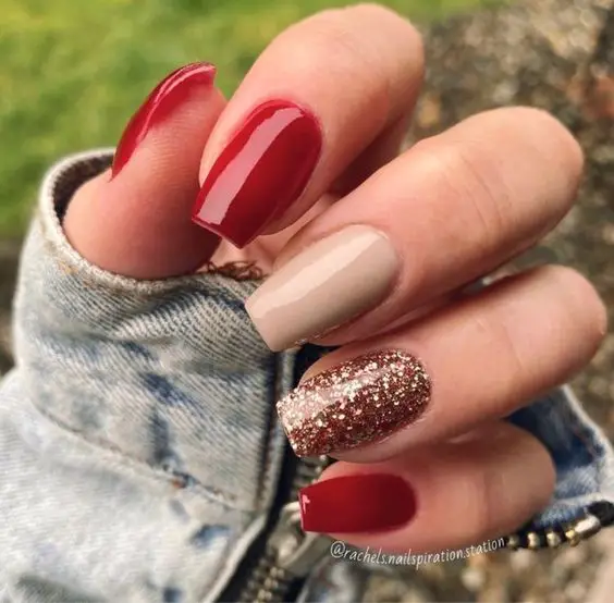 Esmaltação vermelha com nude e glitter