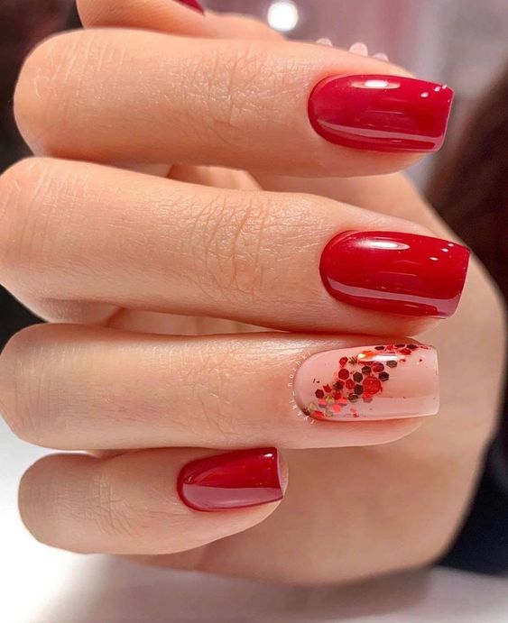 Exemplo de unhas quadradas vermelhas com filha única nude com glitter vermelho