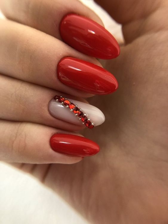 Almond nails vermelha com branco com joias vermelhas
