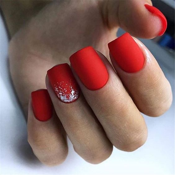 Exemplo de unhas foscas vermelha com filha única com glitter