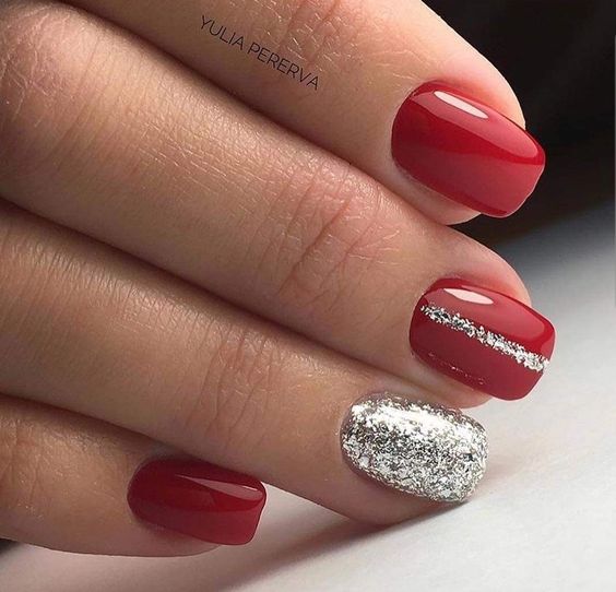 Inspirações de unhas decoradas vermelha com glitter prata