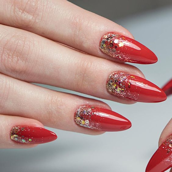 Unhas ombre com glitter dourado e esmalte vermelho