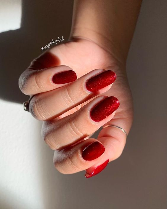 Unhas amendoadas com esmalte em glitter vermelho