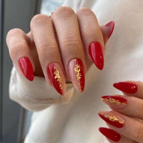 Ideia de unhas stiletto com esmaltação vermelha e decoração com folhas de ouro