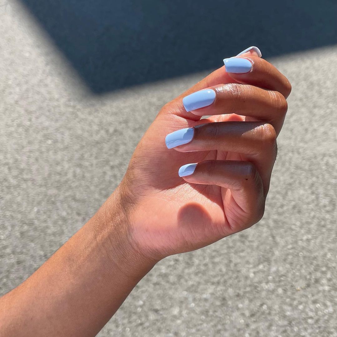 Blueberry milk nails com esmaltação sólida azul