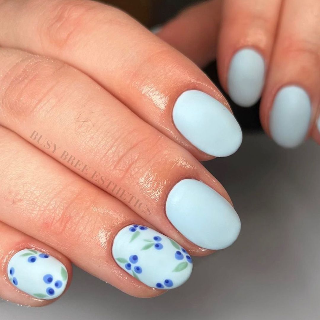 Ideias de unhas azuis foscas com desenhos de mirtilo para a nova tendência Blueberry milk nails