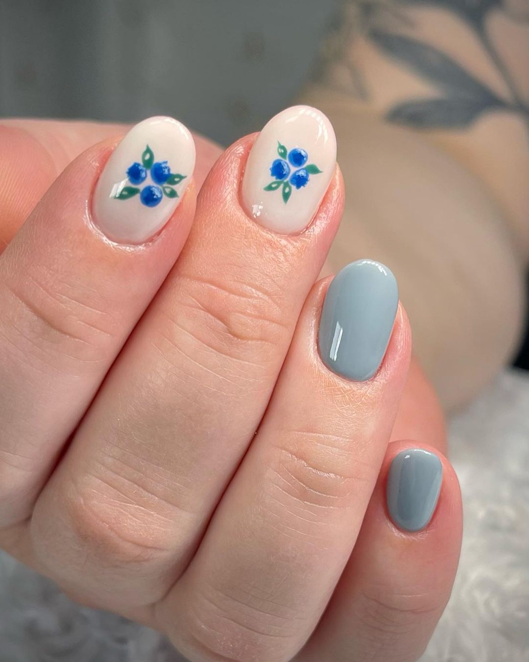 Tendência de unhas decoradas chamada Blueberry milk nails