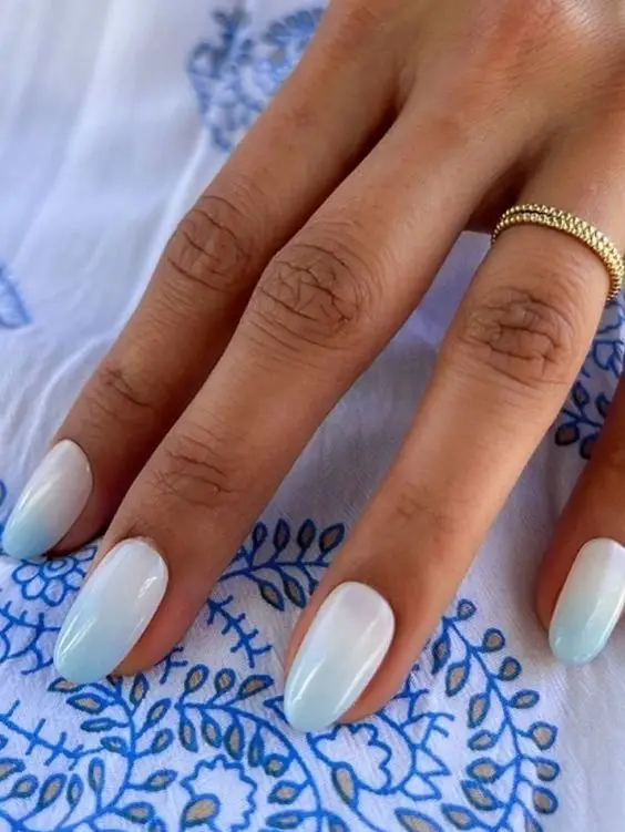 Ombre nails azul e branco leitoso