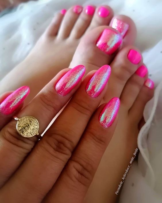 Manicure e pedicura rosa com glitter