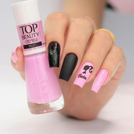 Nail art preta com rosa