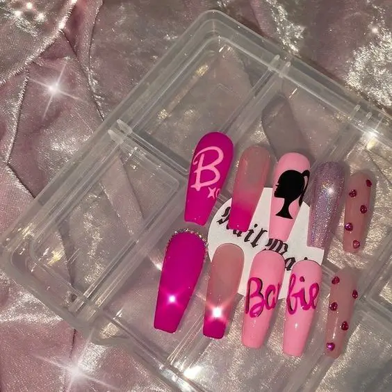 Ideias de unhas postiças rosa da barbie