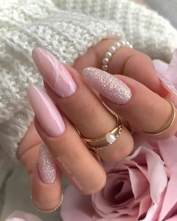 Inspirações Unhas de gel decoradas 2023 Rosa com glitter