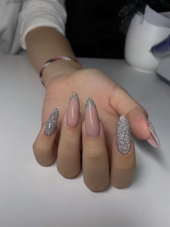 Ideias de unhas com glitter prata
