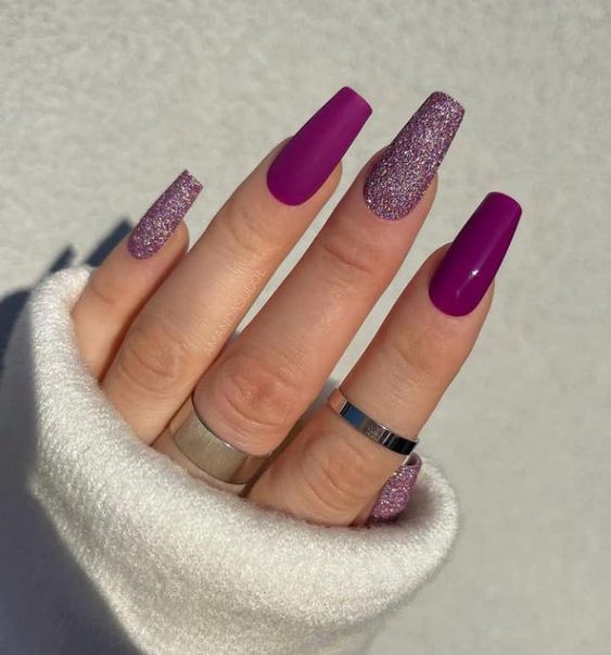 Esmaltação roxa com glitter