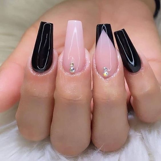 Esmaltação em gel preta e branca