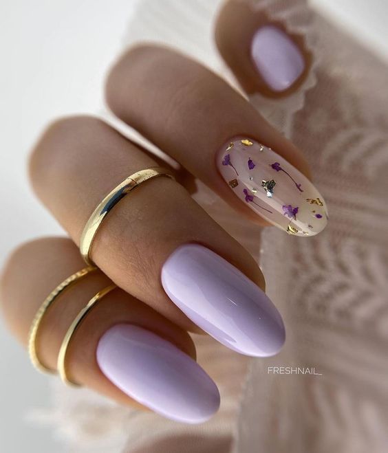Modelo de unhas amendoadas delicadas lilás com flores secas
