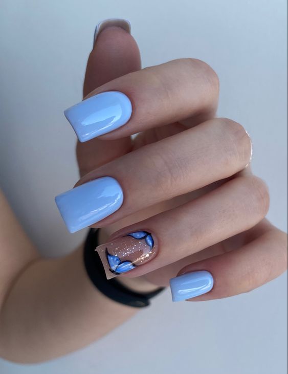 Esmaltação azul com decorações de borboletes