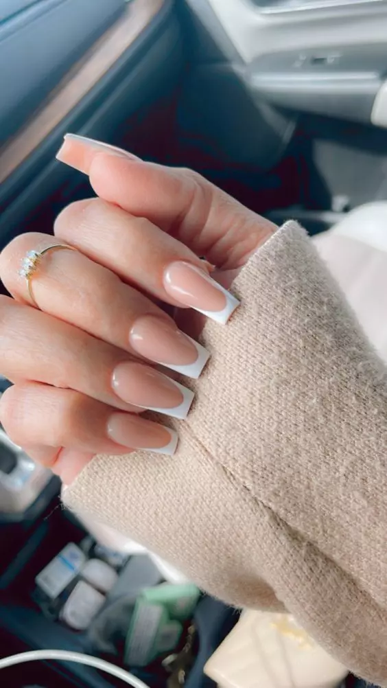 unhas com formato quadrado com brilhos e francesinha