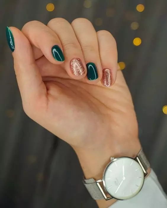 unhas verde e dourado