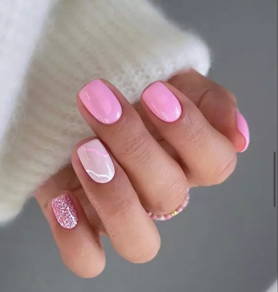 unhas lindas curtas e quadradas com glitter