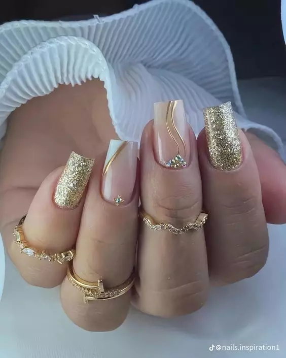 unhas de gel quadradas com detalhes dourados