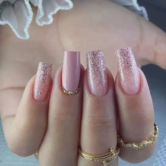 unhas de gel rosa decoradas e quadradas