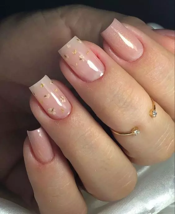 unhas em gel em tons neutros