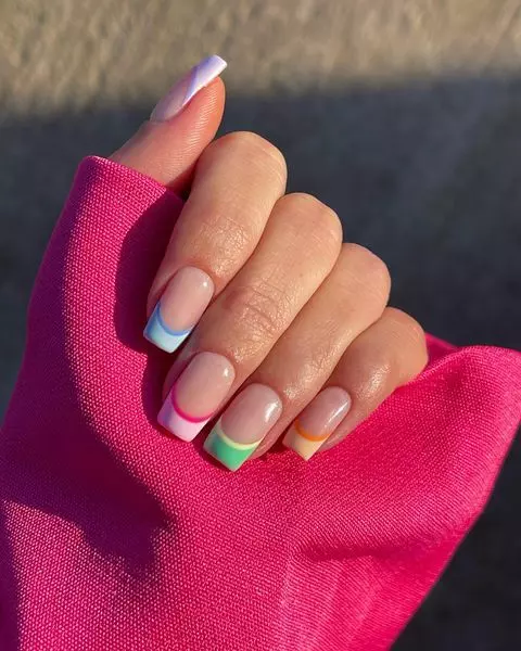 unhas quadradas decoradas em gel multicoloridas