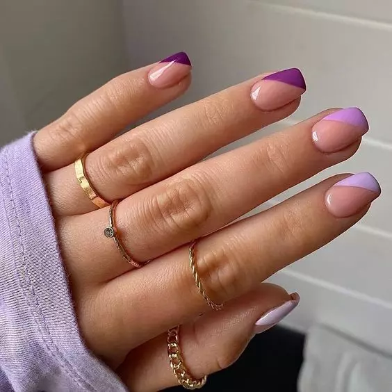 unhas delicadas pintadas de tons de roxo e lilás