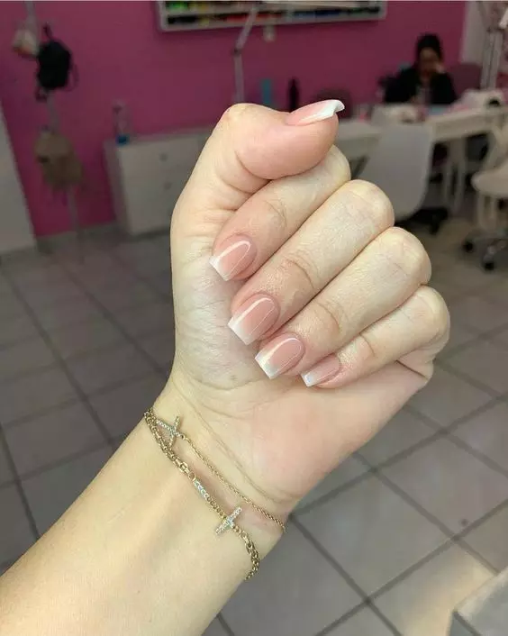 unhas naturais delicadas com formato quadrado