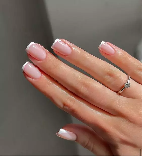 unhas francesinhas simples em formato quadrado