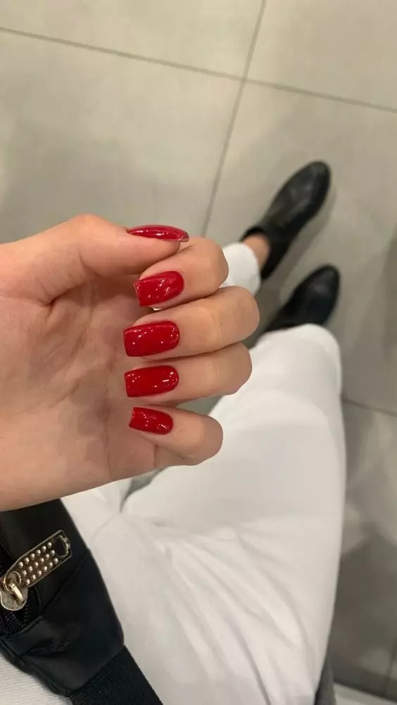 unhas simples vermelhas com formato quadrado