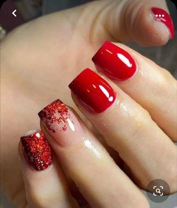 unhas pintadas de vermelho com glitter vermelho