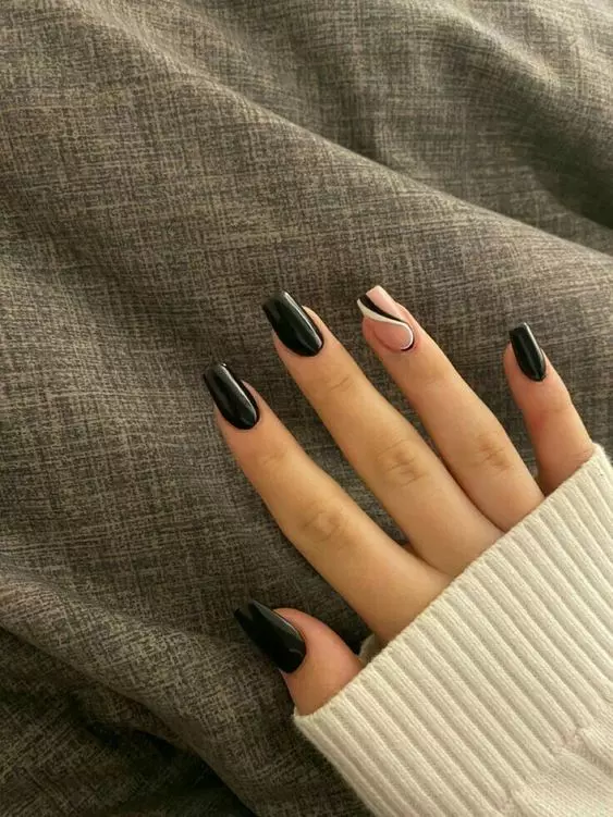 unhas pretas com decoração em filha única diferente