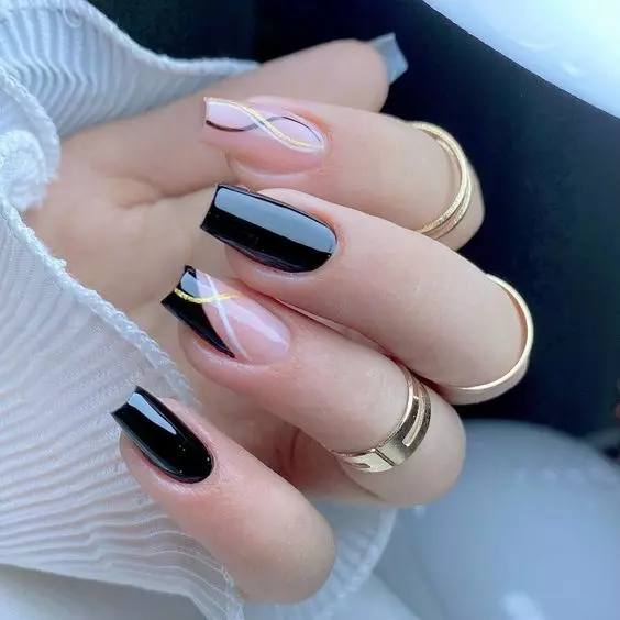 unhas pretas quadradas com fundo rosado com detalhes em linhas douradas