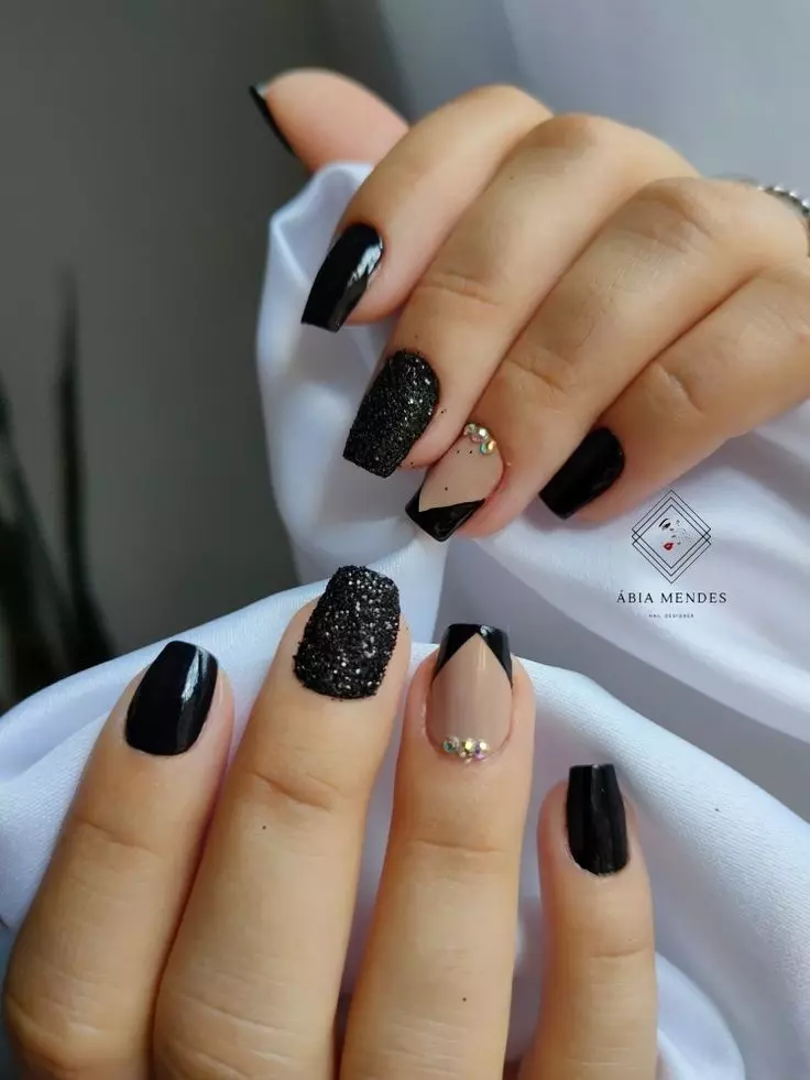 unhas pretas com brilhos pretos e pedras