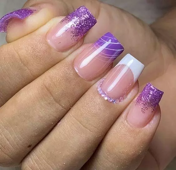 unhas quadradas roxas com glitter lilás