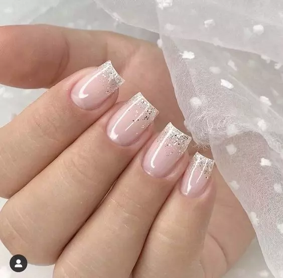 unhas decoradas naturais quadradas com glitter prateado