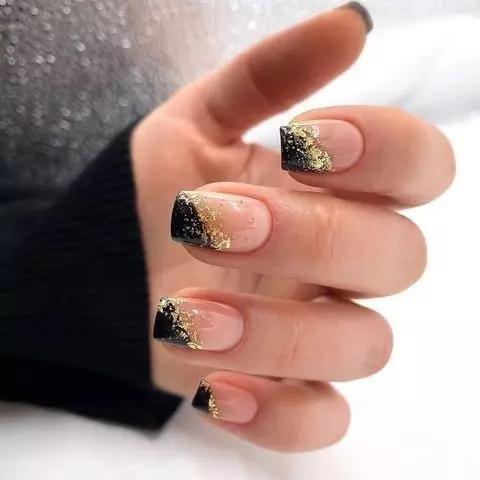 unhas pintadas de preto brilhosas e douradas 