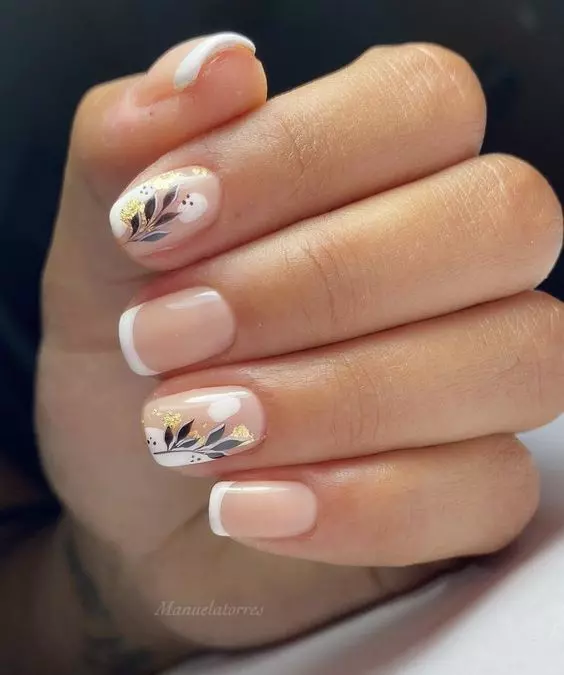 unhas francesinhas quadradas lindas com detalhes de flores pretas