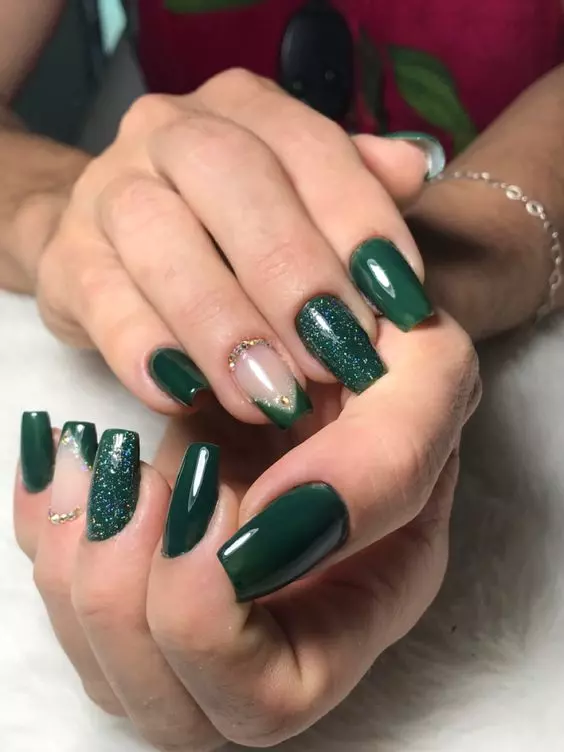 unhas verdes com pedras e brilhos