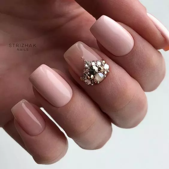 unhas nude com pedras pretas