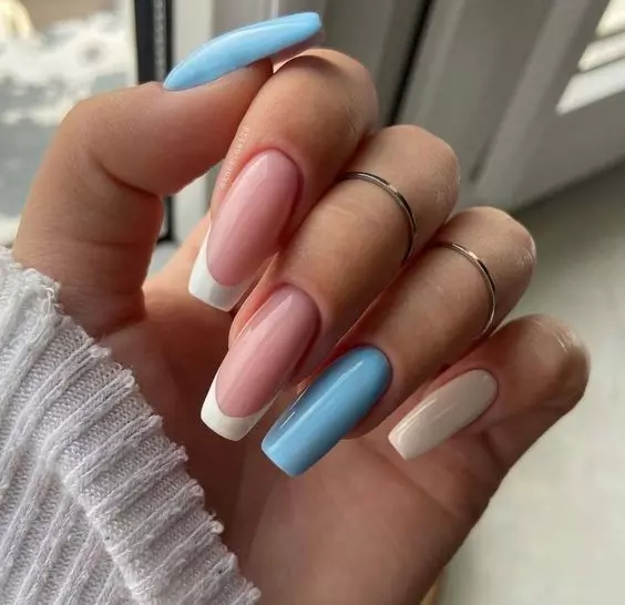 unhas quadradas longas azuis com francesinha