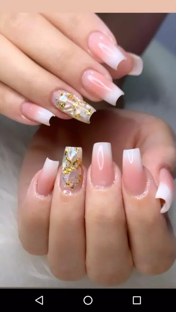 unhas com efeito acrílico encapsuladas