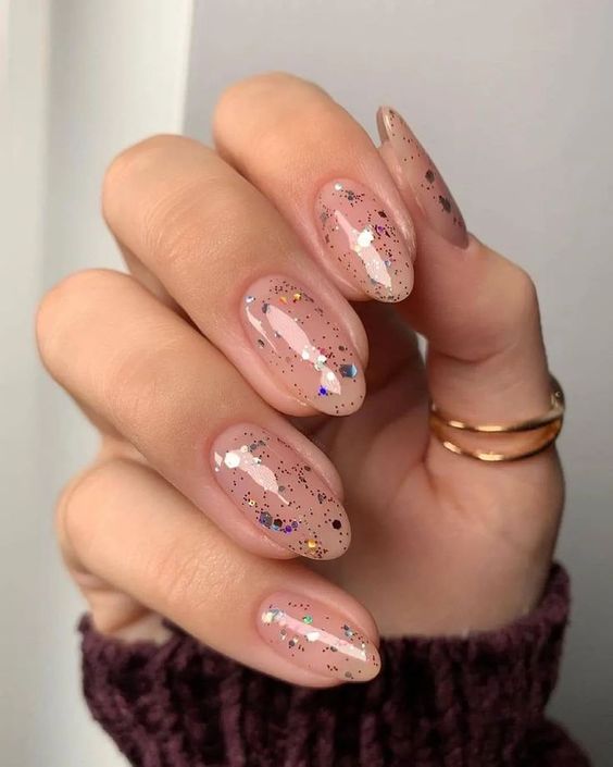 foto de mão mostrando unhas decoradas transparentes